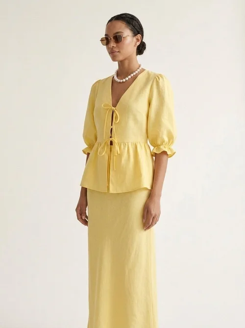 Completo due pezzi in lino giallo composto da top peplum e gonna midi.
