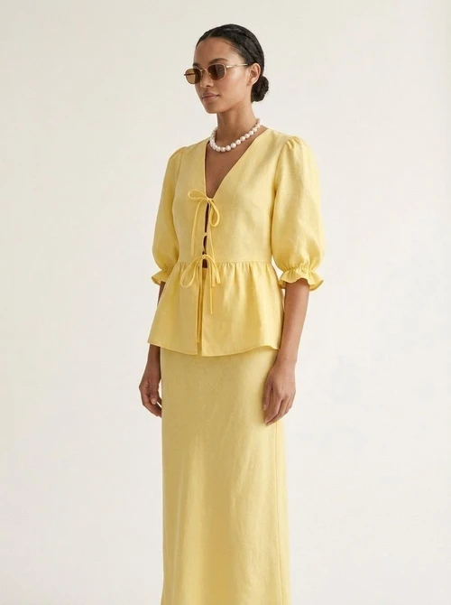 Ensemble deux pièces en lin jaune : top péplum et jupe midi