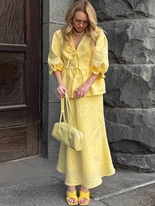 Conjunto de dos piezas de top peplum y falda midi de lino amarillo