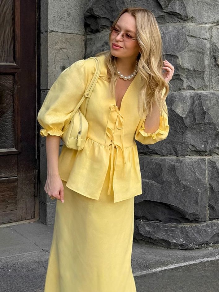 Conjunto de dos piezas de top peplum y falda midi de lino amarillo