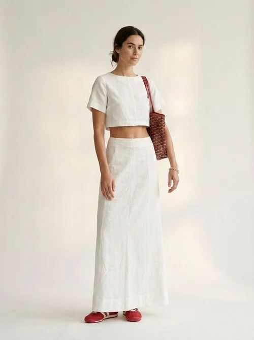 Elegante completo composto da crop top e gonna lunga in misto lino bianco.