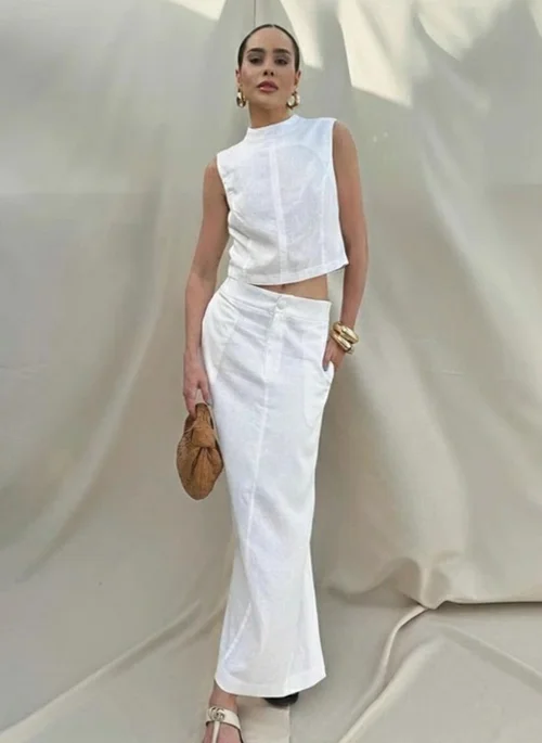 Completo composto da crop top e gonna lunga in misto lino bianco