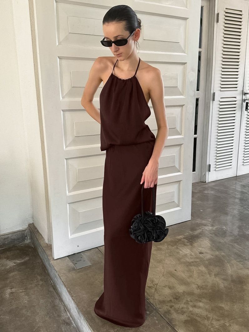 Elegante vestido largo sin espalda con escote halter - Caoba