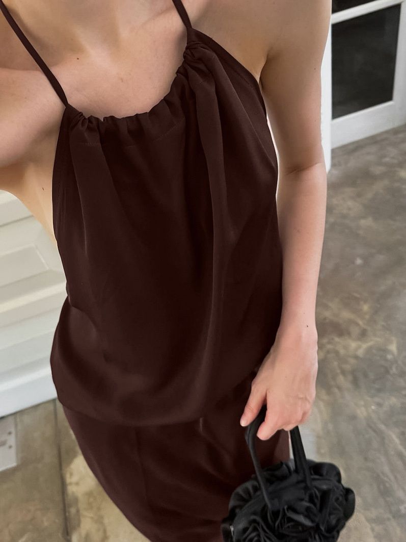 Elegante vestido largo sin espalda con escote halter - Caoba