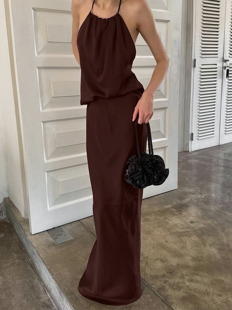 Elegante vestido largo sin espalda con escote halter - Caoba