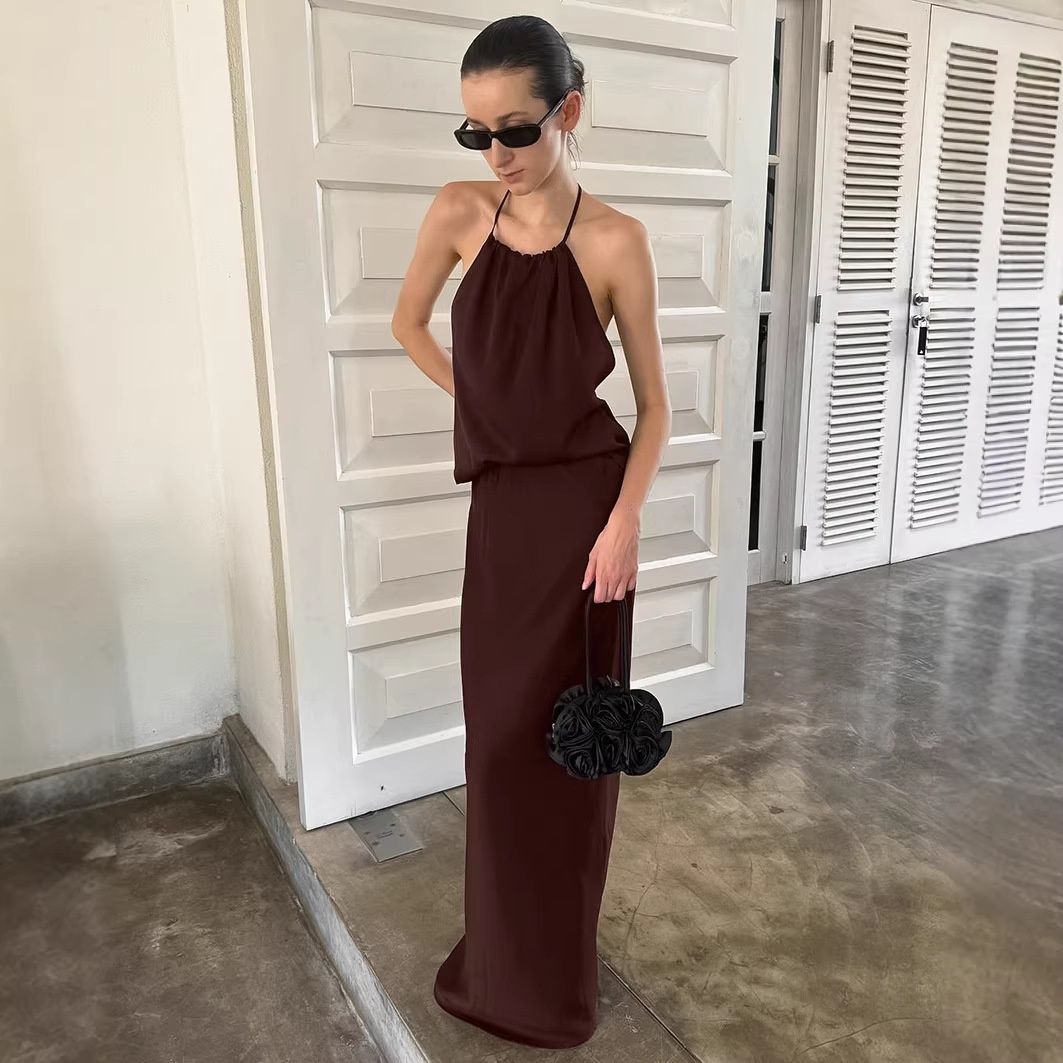 Elegante vestido largo sin espalda con escote halter - Caoba