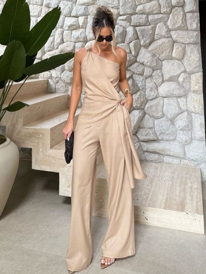 Mono elegante beige de un solo hombro y pierna ancha