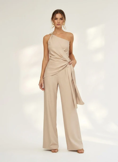 Combinaison beige chic asymétrique à jambes larges
