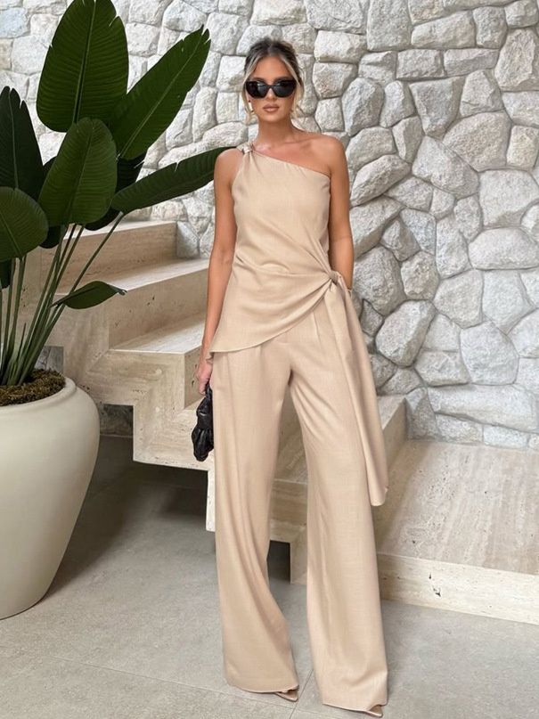 Mono elegante beige de un solo hombro y pierna ancha