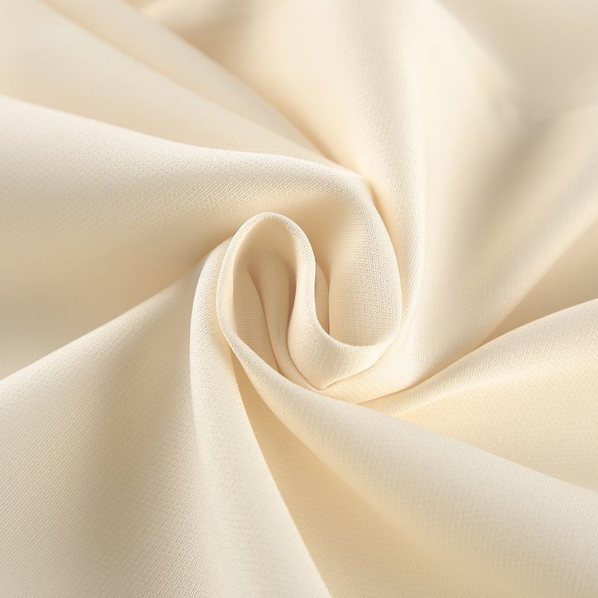 Conjunto de chaleco tipo blazer sin mangas y pantalones de pierna ancha en color blanco roto.