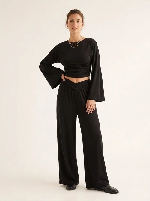Ensemble élégant crop top à manches larges et pantalon large taille en V
