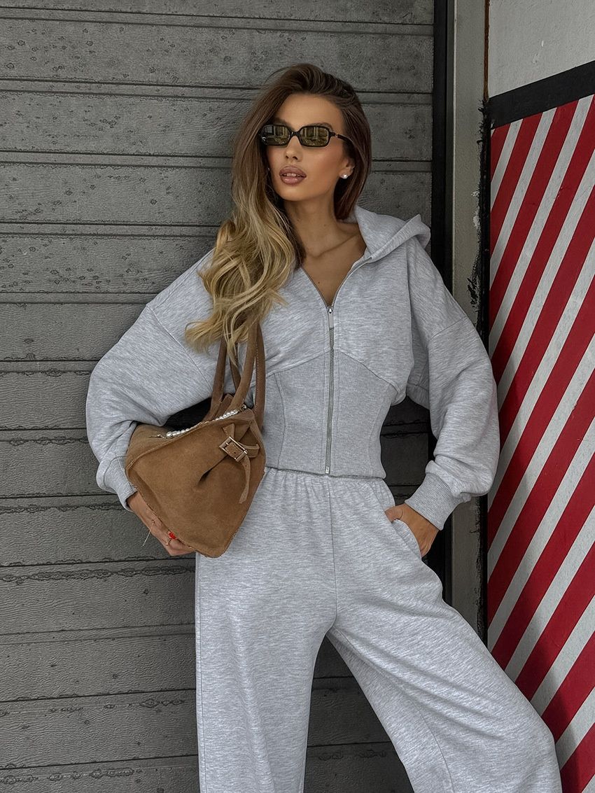 Conjunto de sudadera con capucha tipo corsé acanalada y pantalón deportivo de pierna ancha.