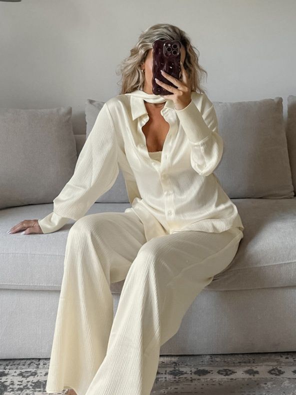 Conjunto de camisa acanalada color blanco roto y pantalón de pierna ancha.