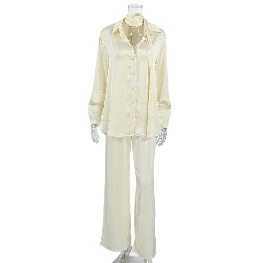 Conjunto de camisa acanalada color blanco roto y pantalón de pierna ancha.