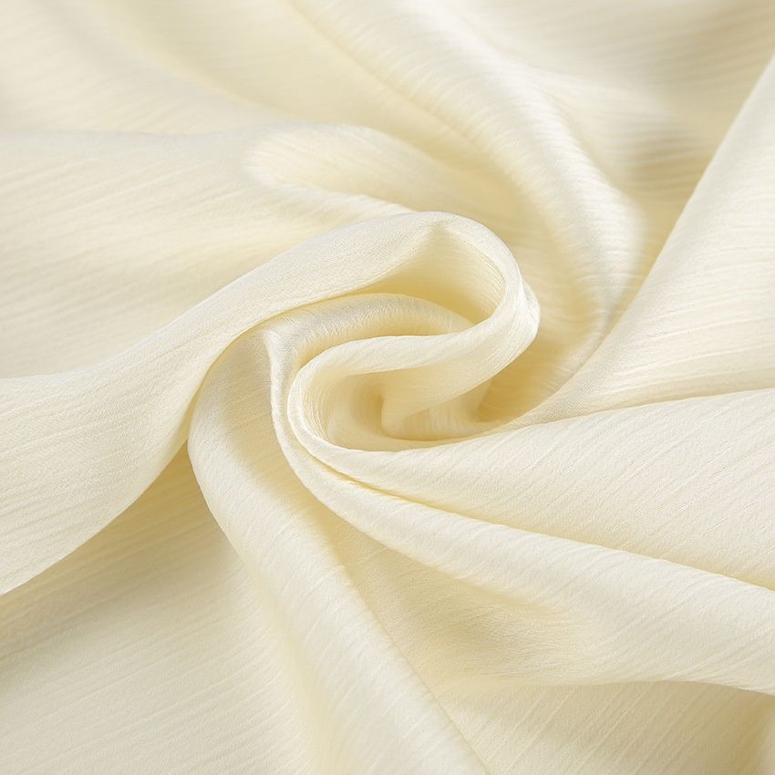 Conjunto de camisa acanalada color blanco roto y pantalón de pierna ancha.