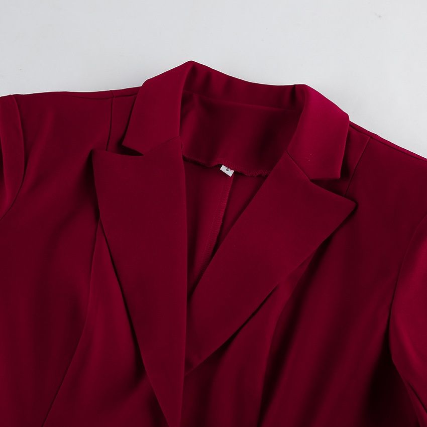 Conjunto de traje de mujer compuesto por blazer entallado color burdeos y pantalón de pierna ancha.