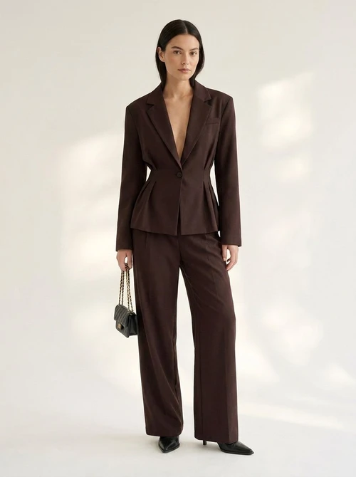 Ensemble blazer péplum marron chocolat et pantalon large pour femme