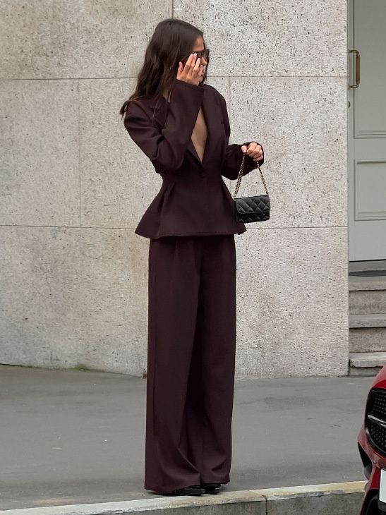 Traje de mujer color marrón chocolate con chaqueta peplum y pantalón de pierna ancha.