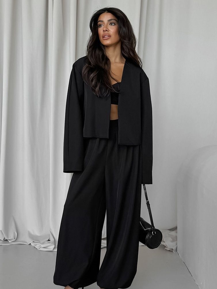 Elegante conjunto de dos piezas: top corto y pantalón de pierna ancha.