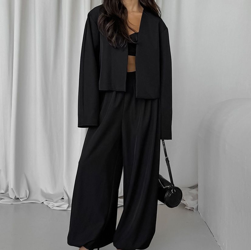 Elegante conjunto de dos piezas: top corto y pantalón de pierna ancha.