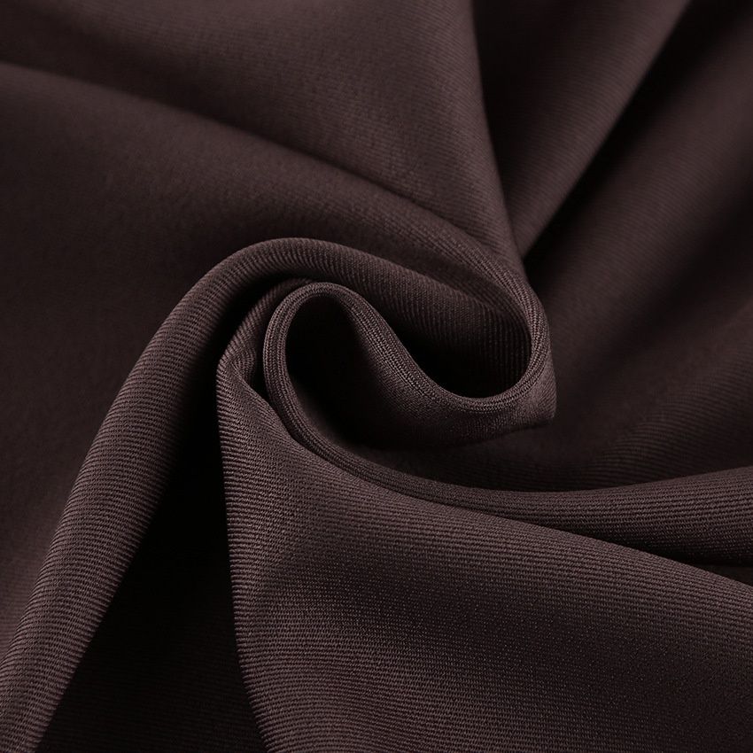 Elegante conjunto de dos piezas: top corto y pantalón de pierna ancha.