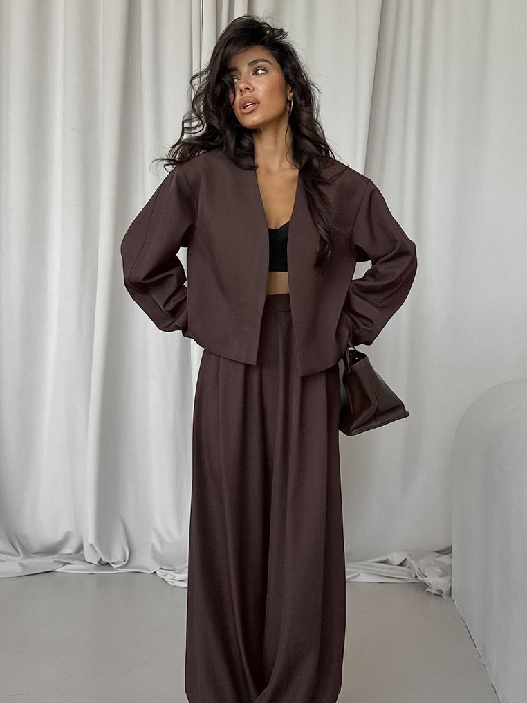 Elegante conjunto de dos piezas: top corto y pantalón de pierna ancha.