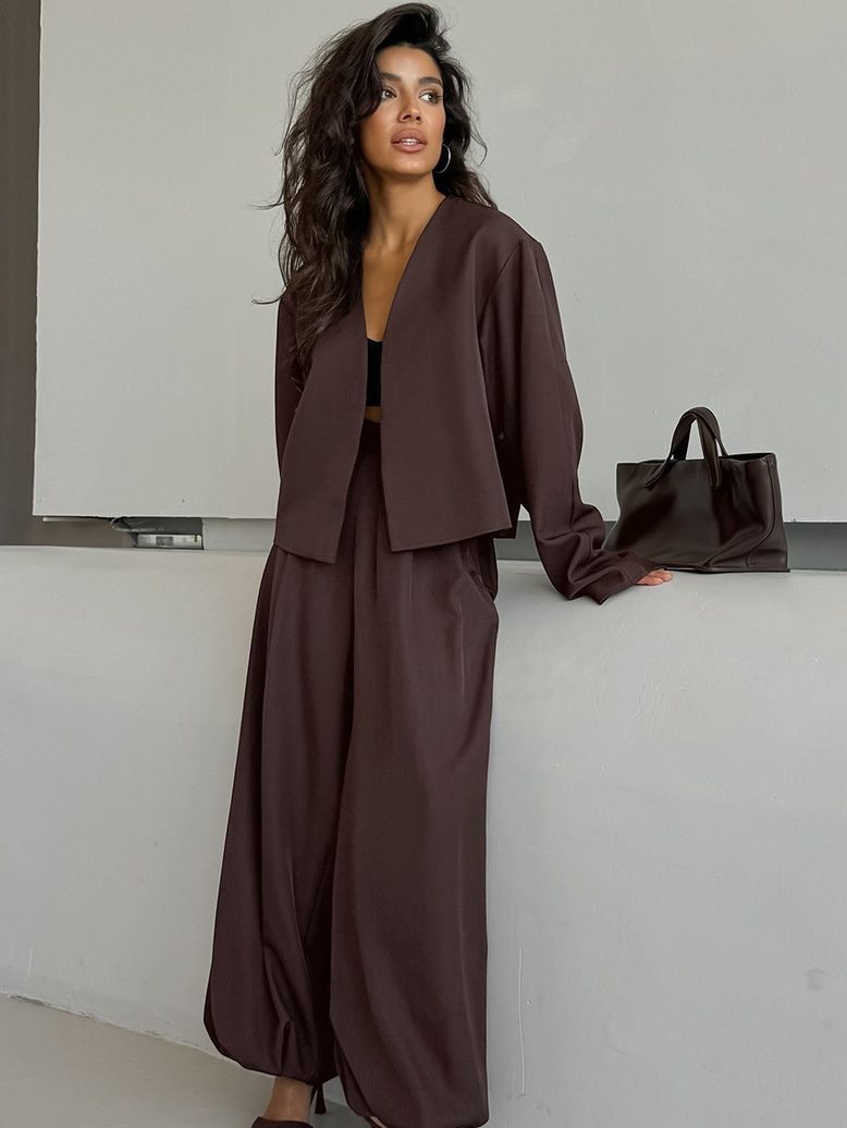 Elegante conjunto de dos piezas: top corto y pantalón de pierna ancha.