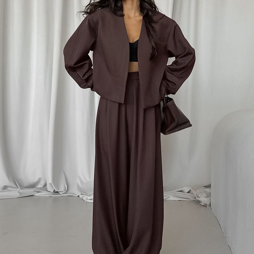 Elegante conjunto de dos piezas: top corto y pantalón de pierna ancha.