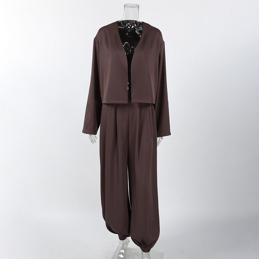 Elegante conjunto de dos piezas: top corto y pantalón de pierna ancha.