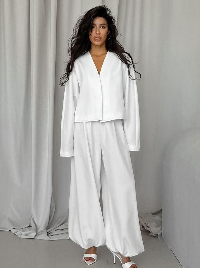 Elegante conjunto de dos piezas: top corto y pantalón de pierna ancha.