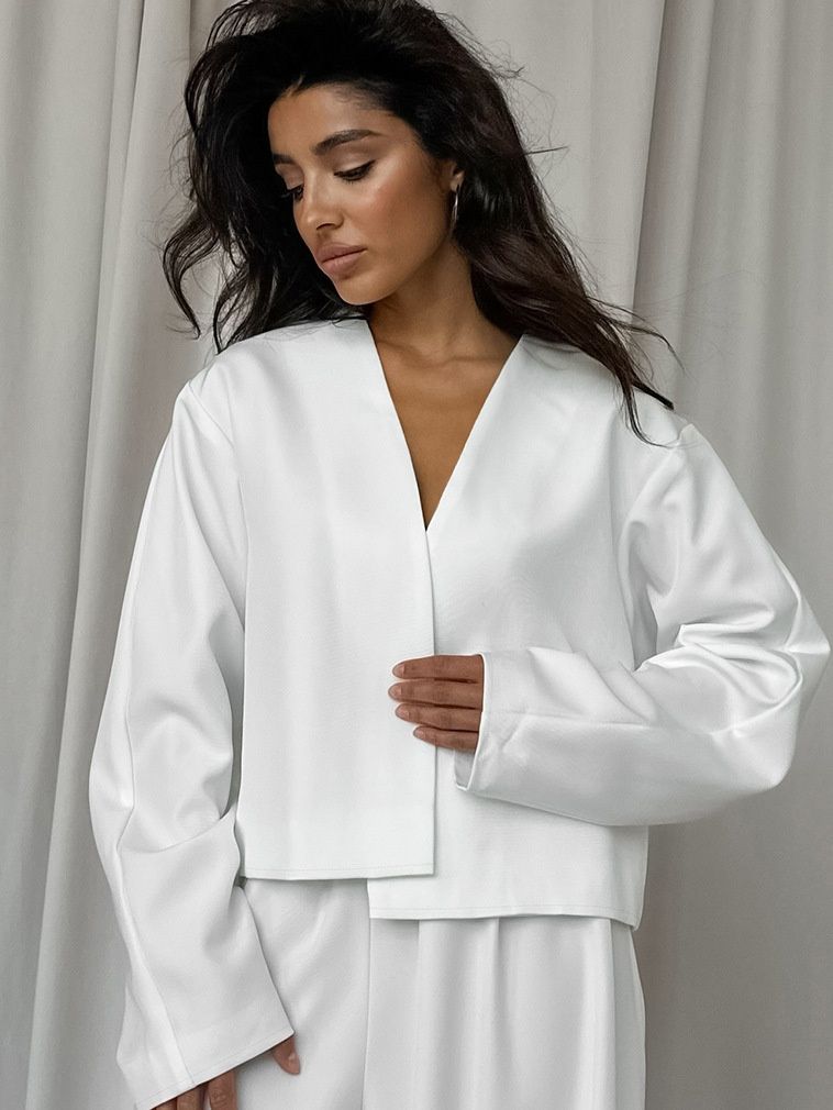 Elegante conjunto de dos piezas: top corto y pantalón de pierna ancha.