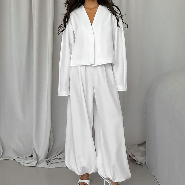 Elegante conjunto de dos piezas: top corto y pantalón de pierna ancha.