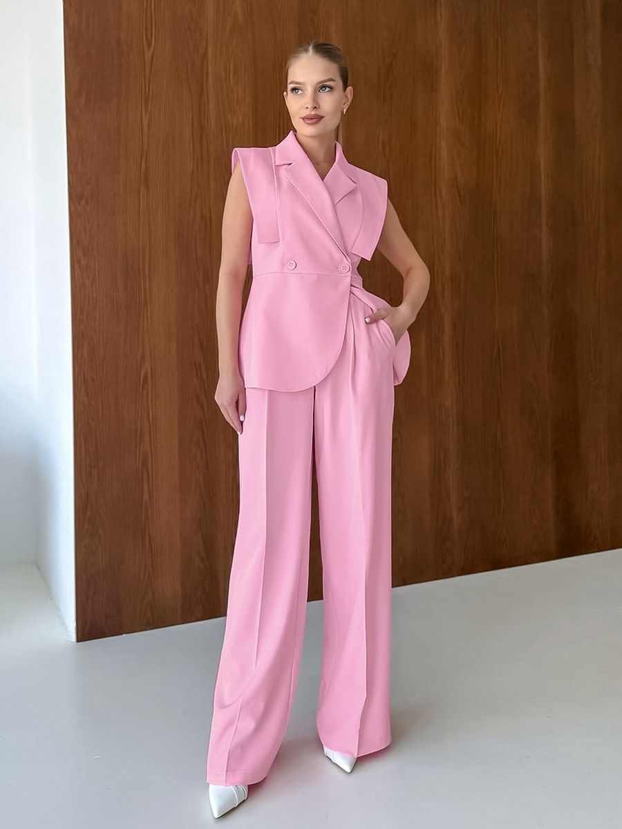 Conjunto de traje rosa sin mangas con chaleco tipo blazer y pantalón de pierna ancha.