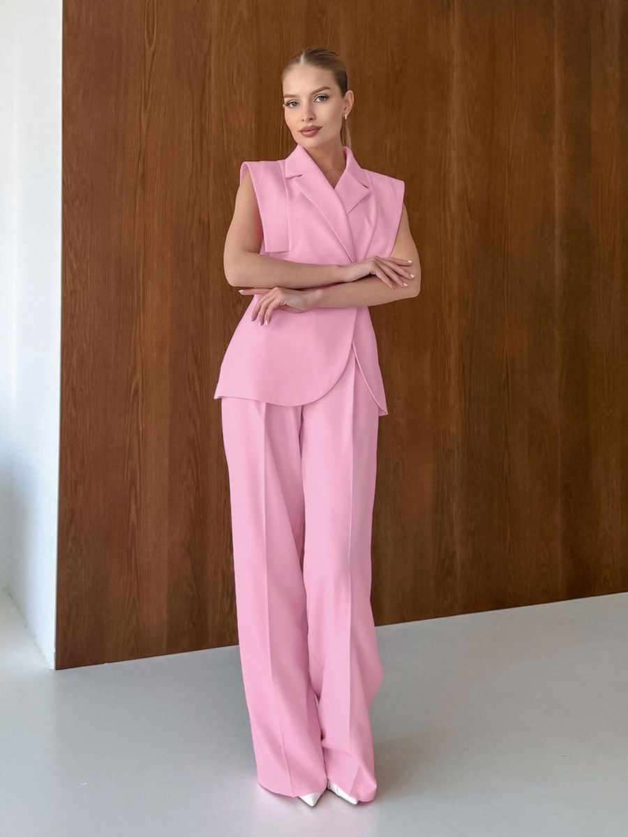 Conjunto de traje rosa sin mangas con chaleco tipo blazer y pantalón de pierna ancha.