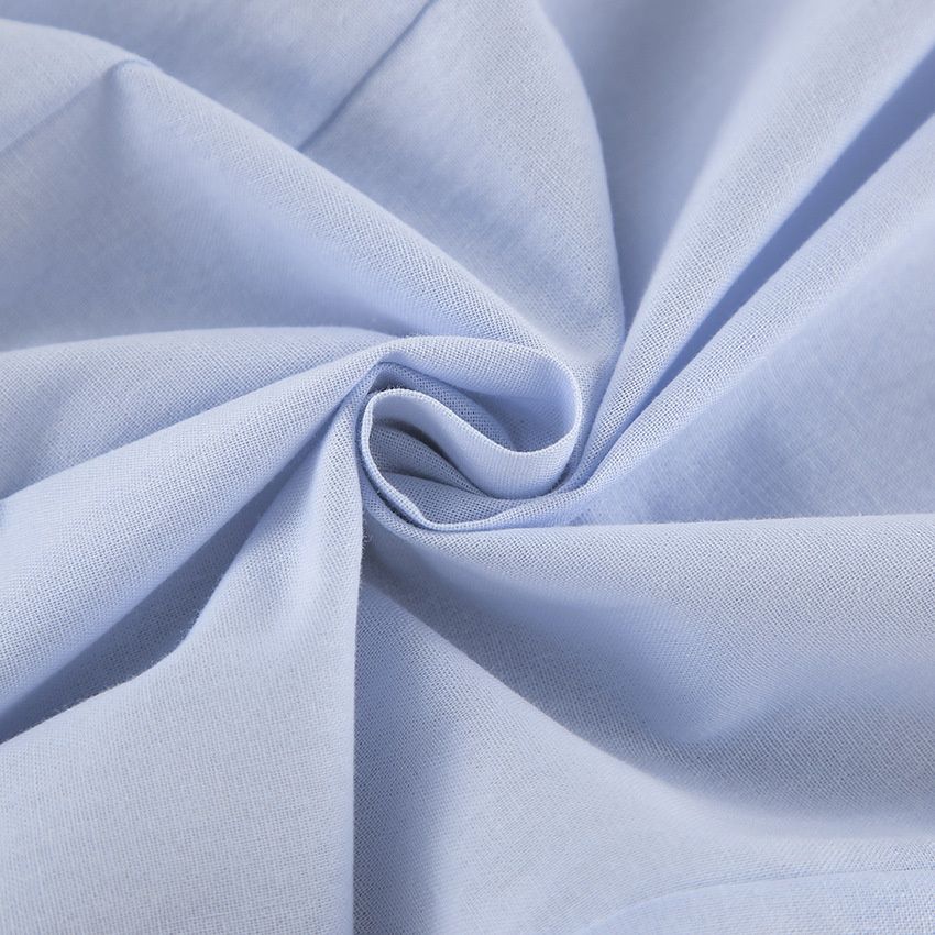 Conjunto de chaleco halter azul claro y pantalones de pierna ancha.