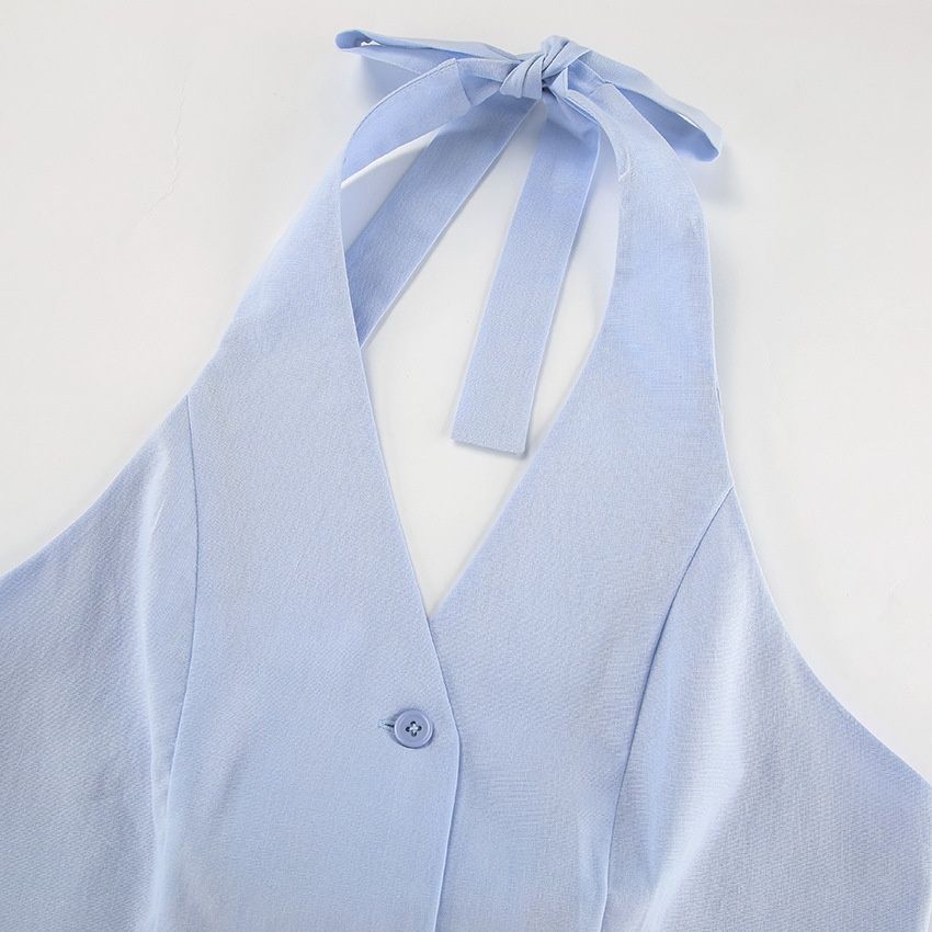 Conjunto de chaleco halter azul claro y pantalones de pierna ancha.