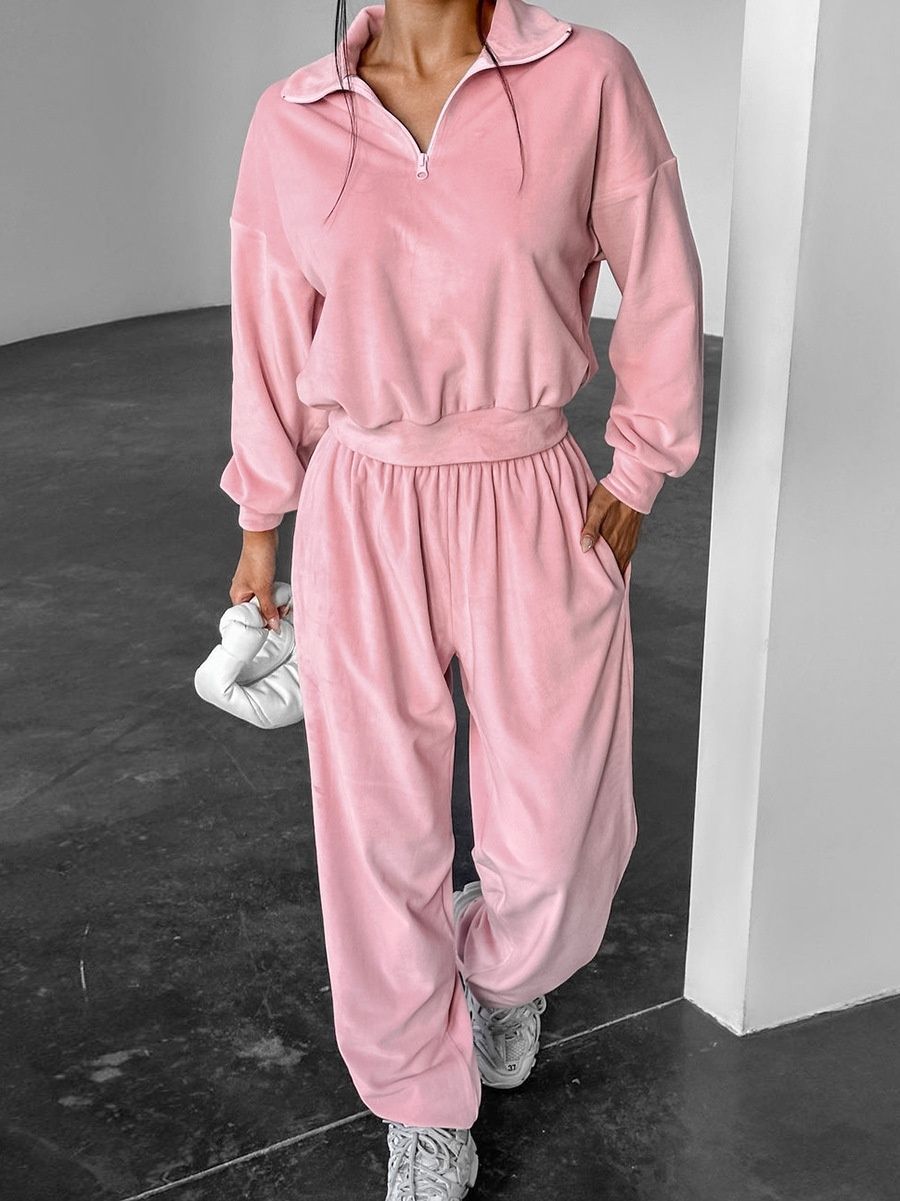 Conjunto de ropa de estar por casa de terciopelo rosa con media cremallera: cómodo y elegante.