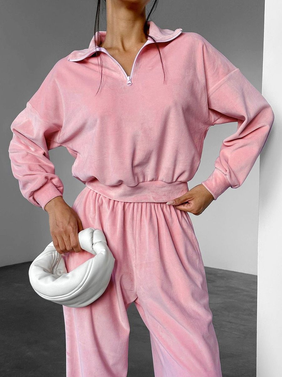 Conjunto de ropa de estar por casa de terciopelo rosa con media cremallera: cómodo y elegante.