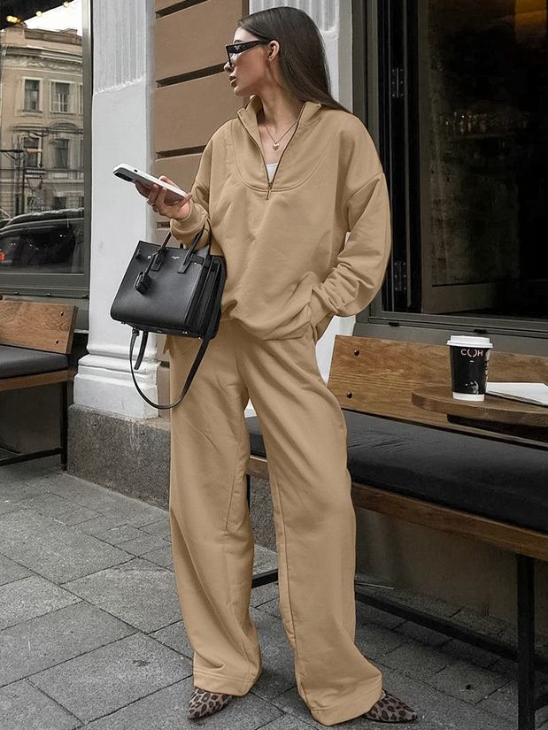 Conjunto de sudadera extragrande con cremallera hasta el cuello y pantalones de pierna ancha.