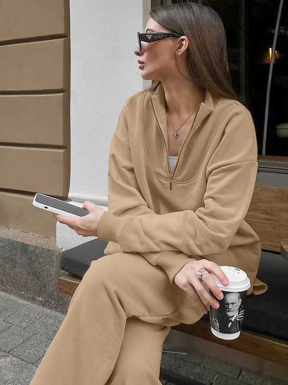 Conjunto de sudadera extragrande con cremallera hasta el cuello y pantalones de pierna ancha.