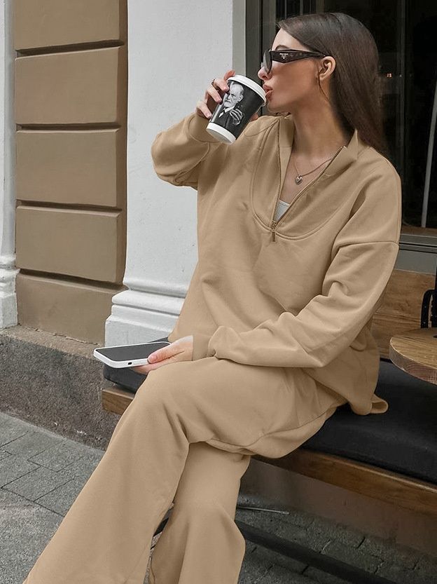 Conjunto de sudadera extragrande con cremallera hasta el cuello y pantalones de pierna ancha.