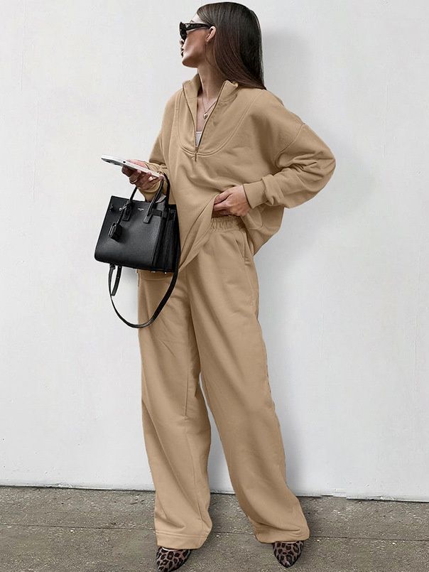 Conjunto de sudadera extragrande con cremallera hasta el cuello y pantalones de pierna ancha.