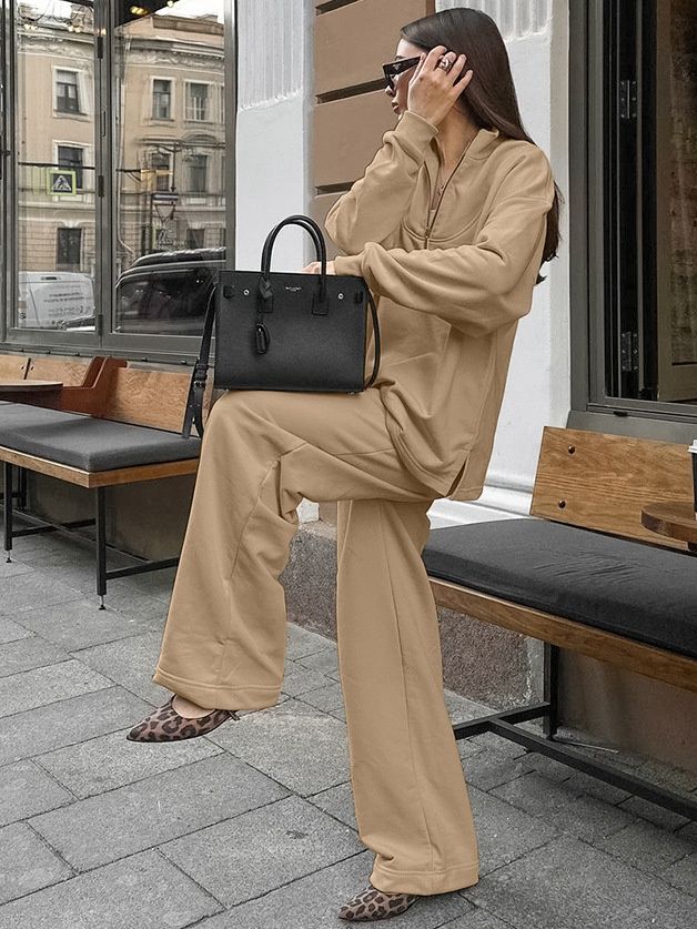 Conjunto de sudadera extragrande con cremallera hasta el cuello y pantalones de pierna ancha.