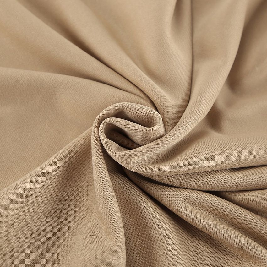 Conjunto de sudadera extragrande con cremallera hasta el cuello y pantalones de pierna ancha.