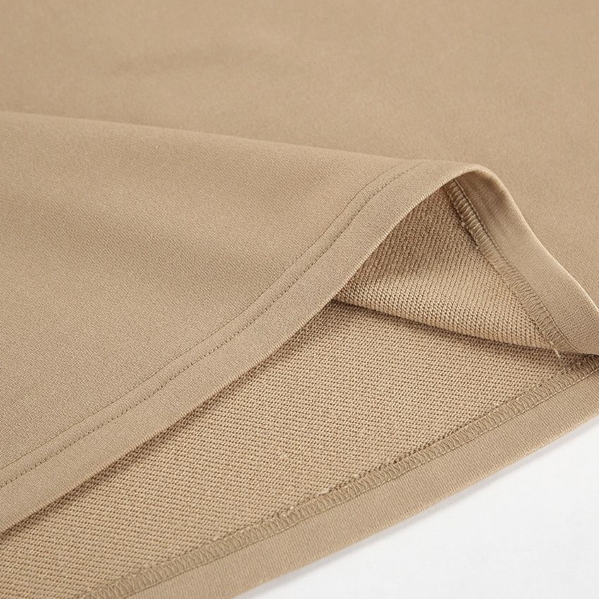 Conjunto de sudadera extragrande con cremallera hasta el cuello y pantalones de pierna ancha.