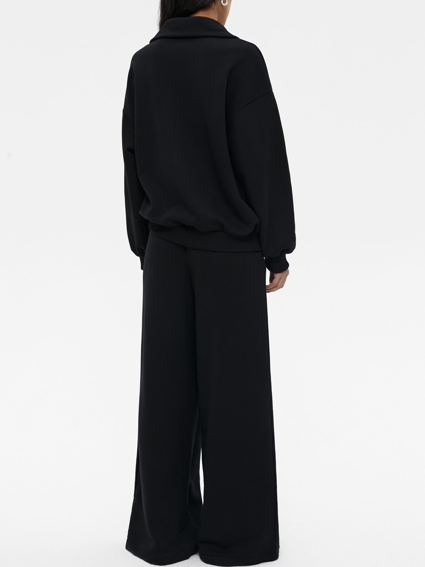 Conjunto de sudadera con cremallera hasta el cuello y pantalón de pierna ancha para mujer.