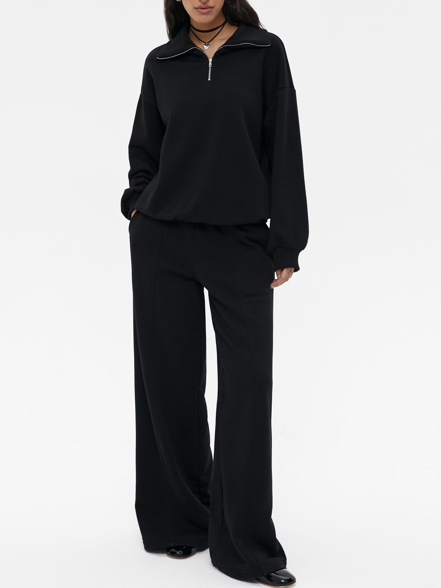 Conjunto de sudadera con cremallera hasta el cuello y pantalón de pierna ancha para mujer.