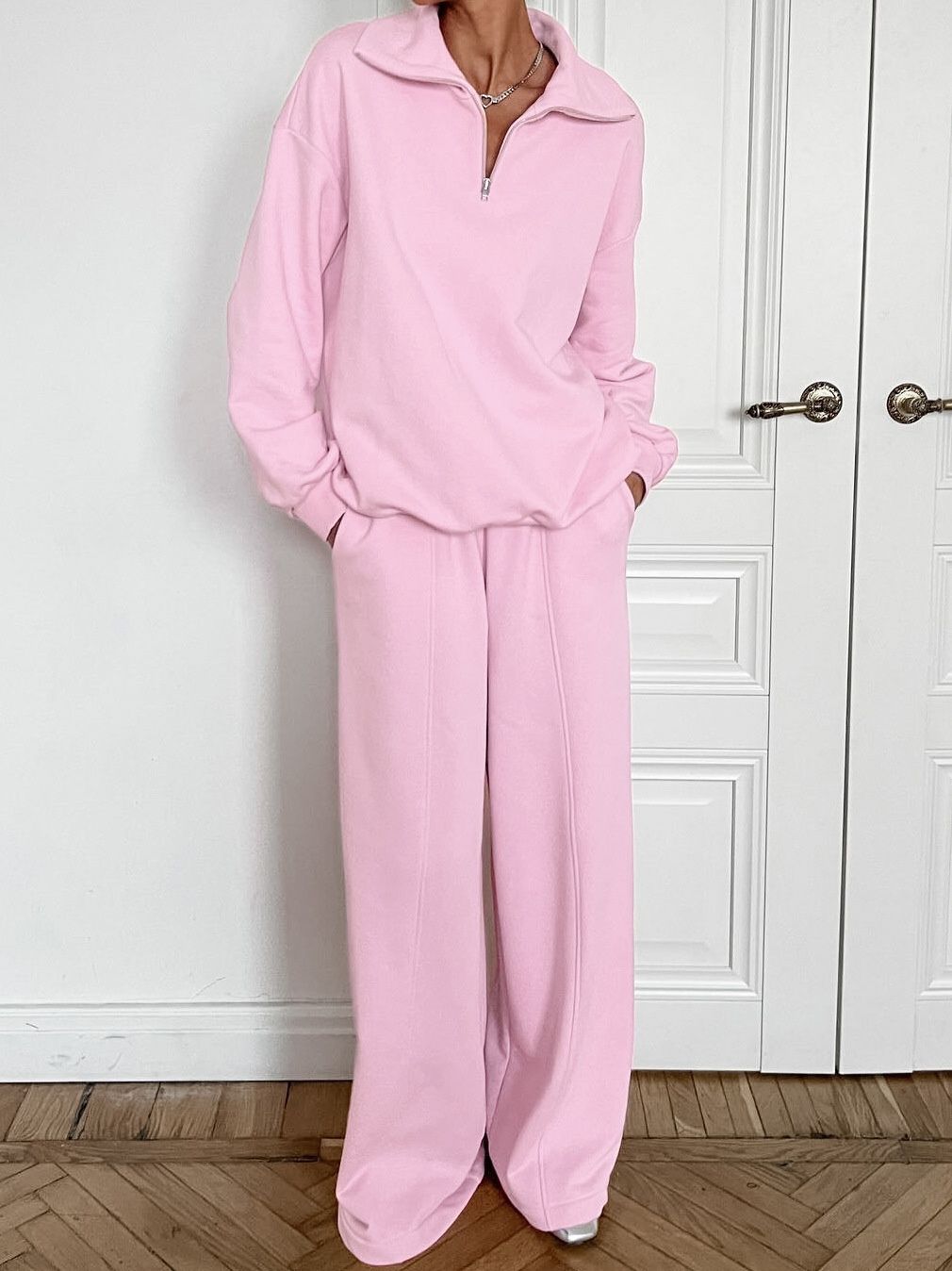 Conjunto de sudadera con cremallera hasta el cuello y pantalón de pierna ancha para mujer.