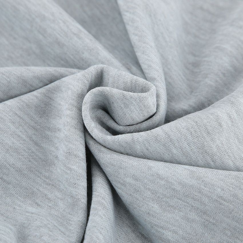 Conjunto de dos piezas: top corto informal y pantalones de pierna ancha.