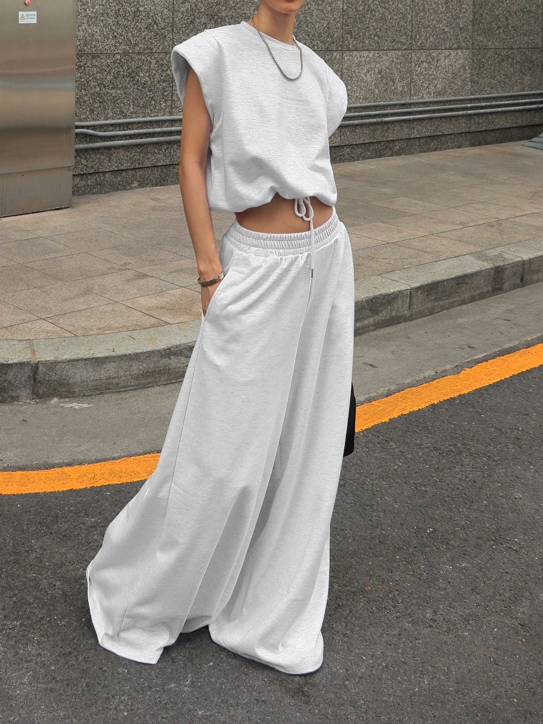 Conjunto de dos piezas: top corto informal y pantalones de pierna ancha.